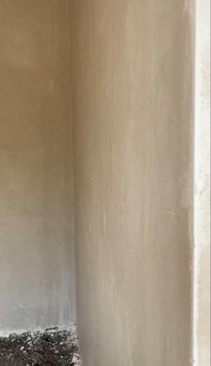 Крупный план штукатуренного угла с ровным ребром.